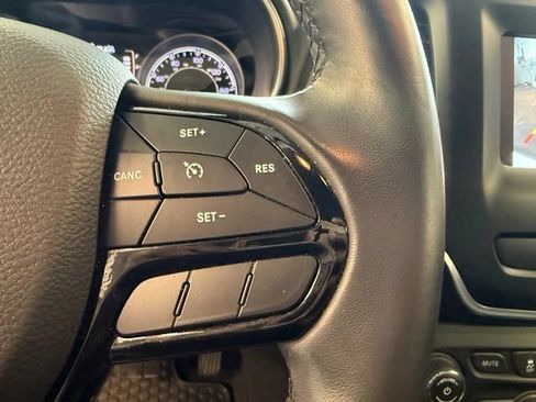 Used 2019 Jeep Cherokee Latitude Plus AWD/4WD image 33
