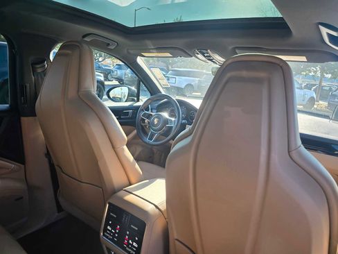 Used 2023 Porsche Cayenne Platinum Edition image 15