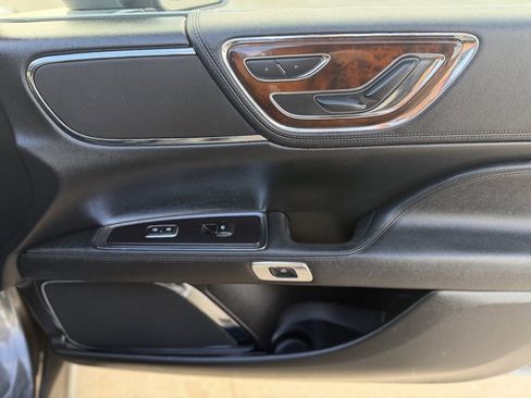 Used 2017 Lincoln Continental Select w/ Climate Package image 11