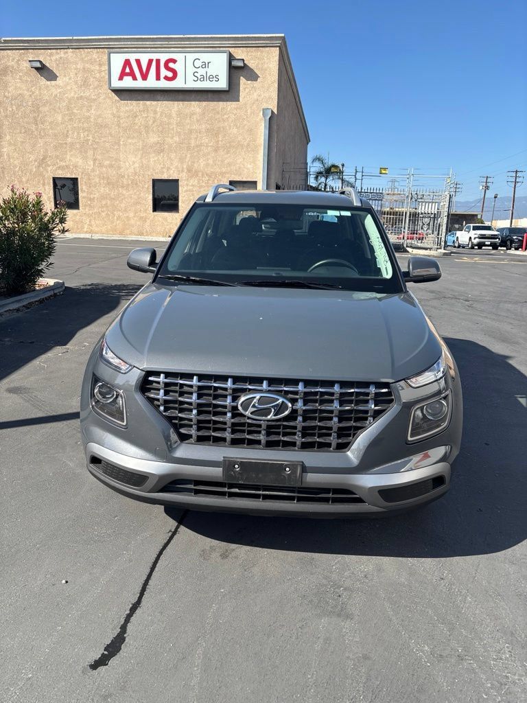 Used 2025 Hyundai Venue SEL FWD image 2