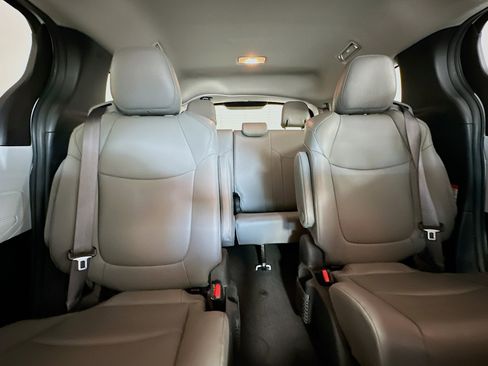 Used 2025 Toyota Sienna XLE FWD image 29