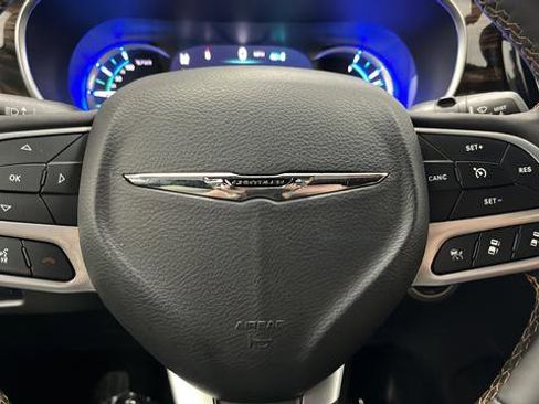 Used 2023 Chrysler Pacifica Pinnacle FWD image 16