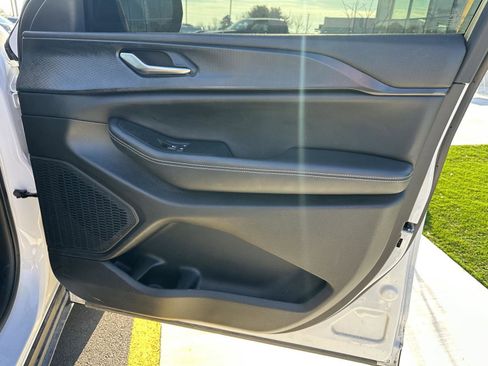 Used 2024 Jeep Grand Cherokee Altitude image 17