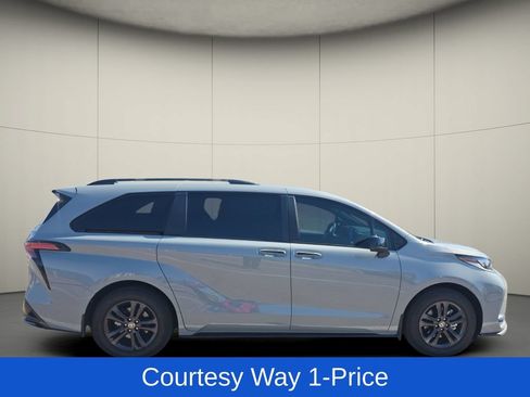 Used 2025 Toyota Sienna XSE AWD/4WD image 10