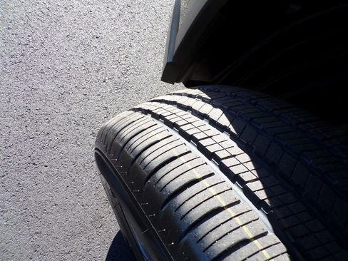 Used 2023 Subaru Ascent Premium w/ Convenience Package image 3