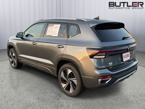 Used 2025 Volkswagen Taos SE AWD/4WD image 4