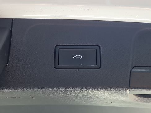 Certified 2023 Volkswagen Atlas SEL AWD/4WD image 17