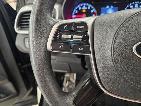 Used 2020 Kia Sorento LX image 11