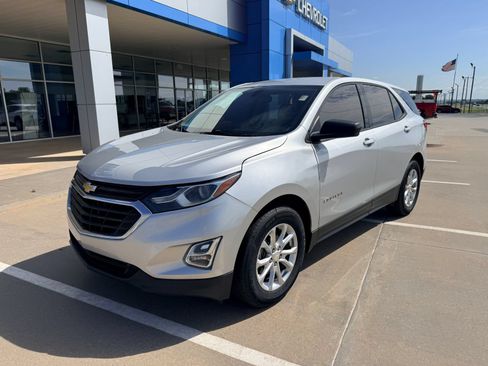 Used 2018 Chevrolet Equinox LS FWD image 2