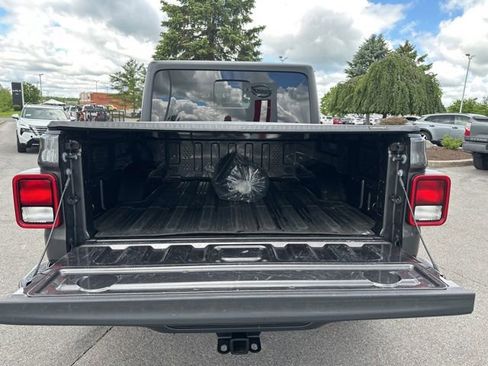 Used 2023 Jeep Gladiator Sport AWD/4WD image 16