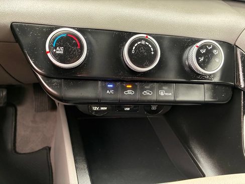 Used 2024 Hyundai Elantra SE FWD image 35