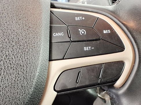 Used 2018 Jeep Cherokee Latitude w/ Altitude Package FWD image 17