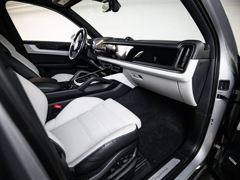 Certified 2025 Porsche Cayenne E-Hybrid AWD/4WD image 28