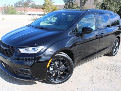 New 2026 Chrysler Pacifica Select w/ S Appearance Package