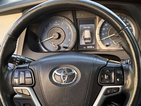 Certified 2019 Toyota Sienna XLE w/ XLE Navigation Package FWD image 18