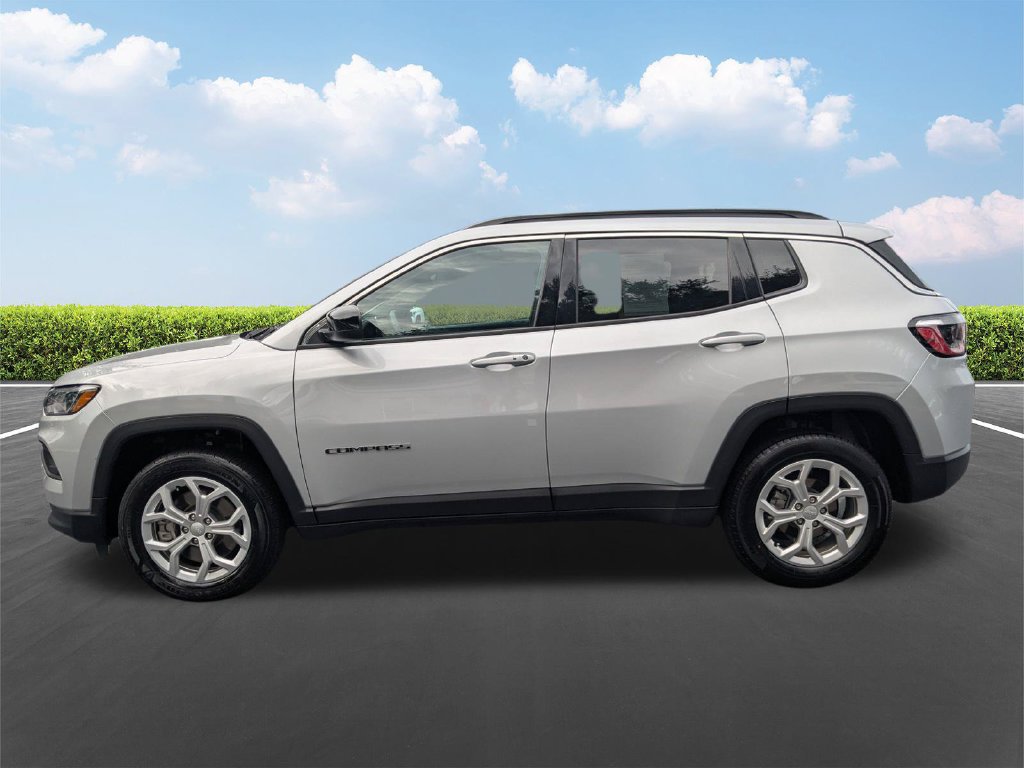 Used 2024 Jeep Compass Latitude AWD/4WD image 8