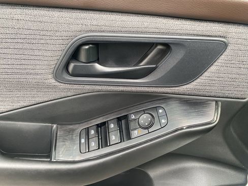 Used 2023 Nissan Rogue S image 11