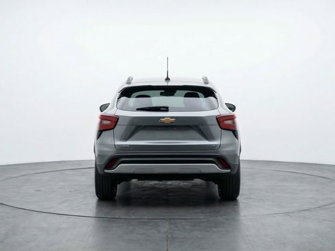 Used 2025 Chevrolet Trax LT w/ LT Convenience Package image 7