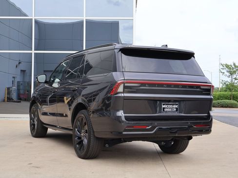 Used 2025 Lincoln Navigator Reserve w/ Jet Appearance Package AWD/4WD image 5