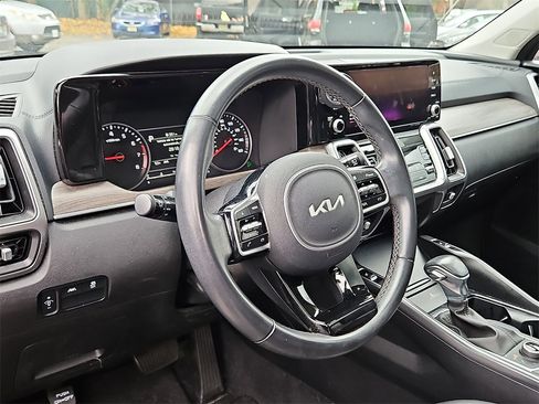 Certified 2022 Kia Sorento S w/ Panoramic Sunroof Package image 28