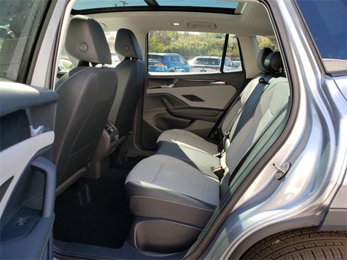 New 2025 Volkswagen Tiguan SE image 8