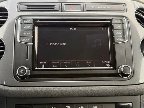 Used 2018 Volkswagen Tiguan Limited image 32