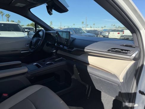 Used 2021 Toyota Sienna XLE image 34