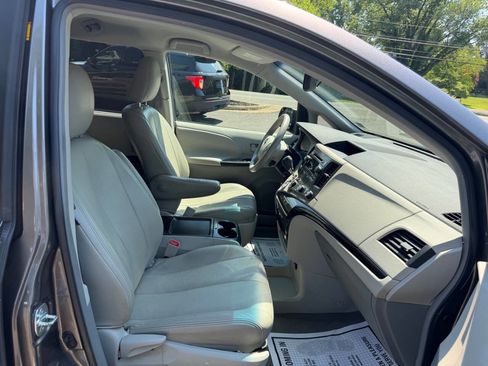 Used 2011 Toyota Sienna LE FWD image 21