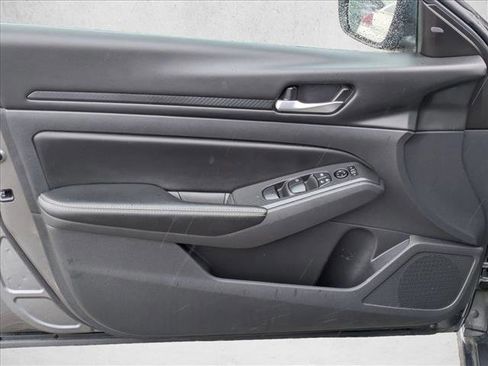 Used 2025 Nissan Altima 2.5 SV image 10