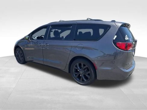 Used 2020 Chrysler Pacifica Touring w/ S Appearance Package FWD image 11
