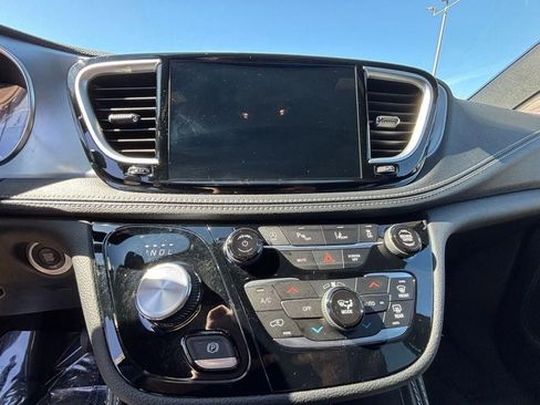 Used 2025 Chrysler Pacifica Limited w/ Trailer Tow Group FWD image 18