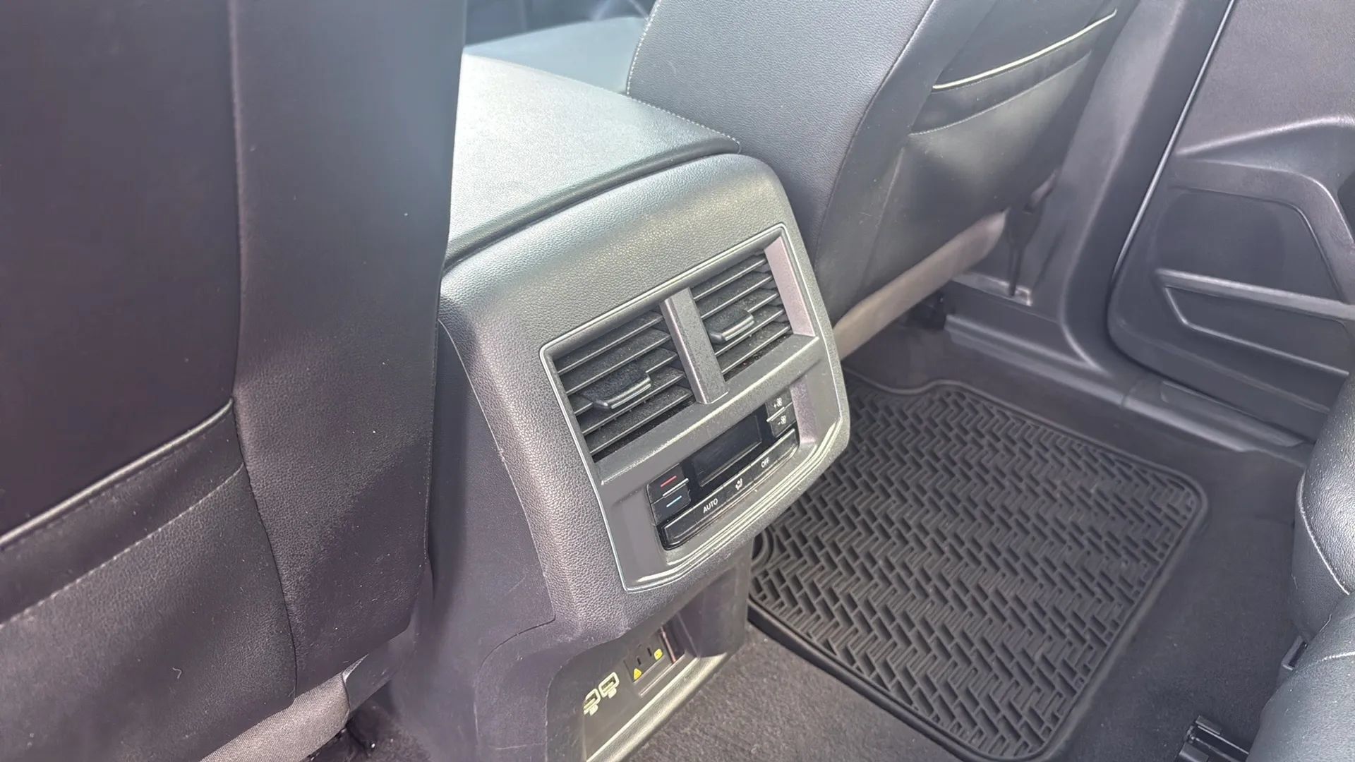 Used 2019 Volkswagen Atlas SEL FWD image 17