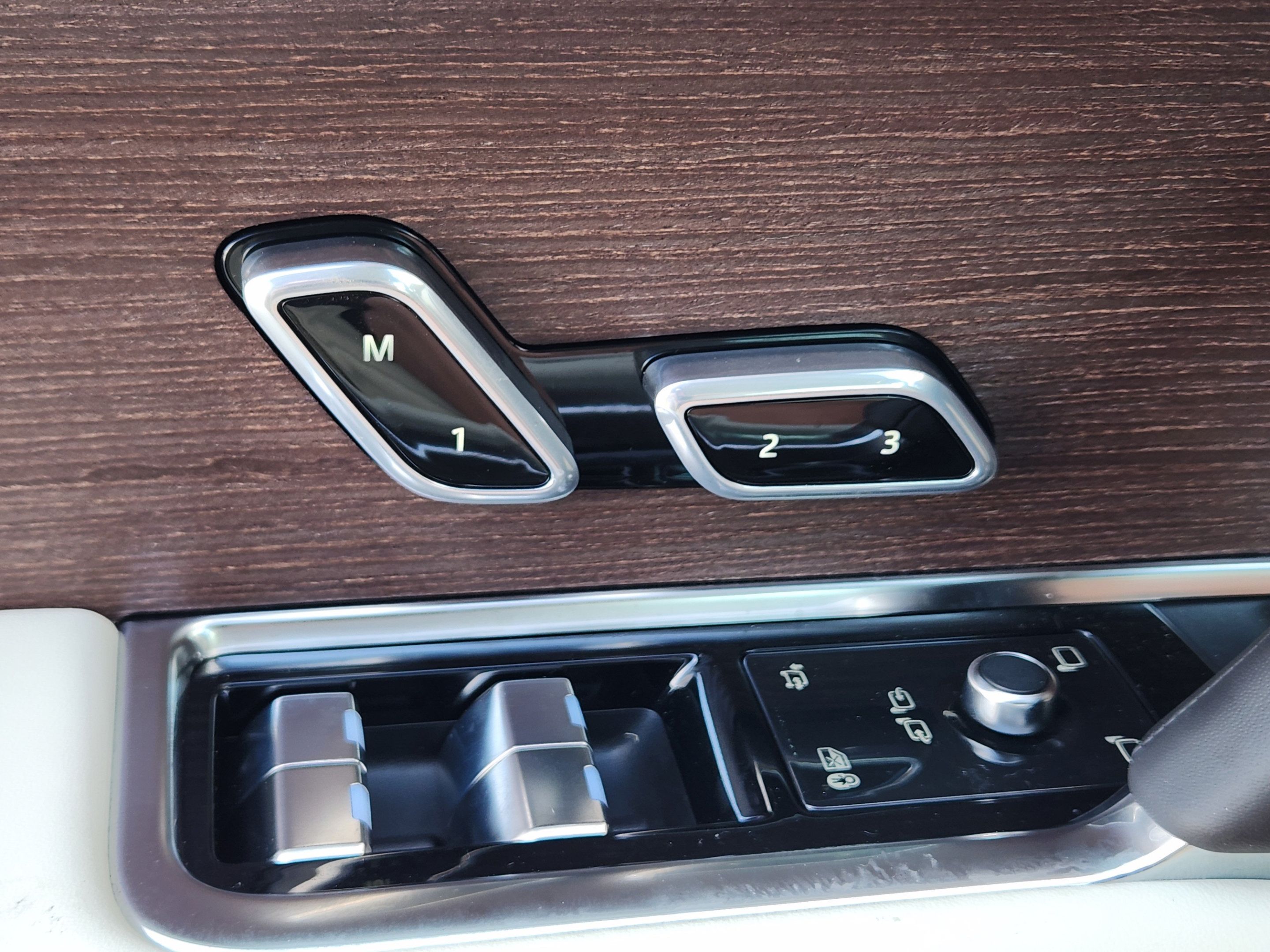Used 2015 Mercedes-Benz SL 550 image 16