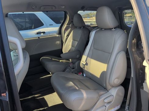 Used 2015 Toyota Sienna XLE image 4