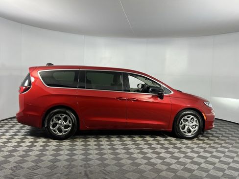 Certified 2024 Chrysler Pacifica Limited image 3