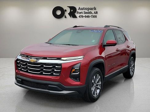 Used 2025 Chevrolet Equinox LT w/ Convenience Package II image 2