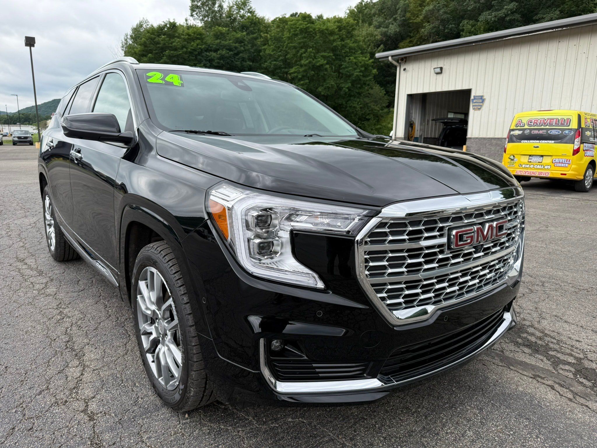 Used 2024 GMC Terrain Denali w/ Denali Premium Package AWD/4WD image 1