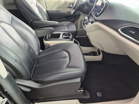 Used 2024 Chrysler Pacifica Touring-L FWD image 32
