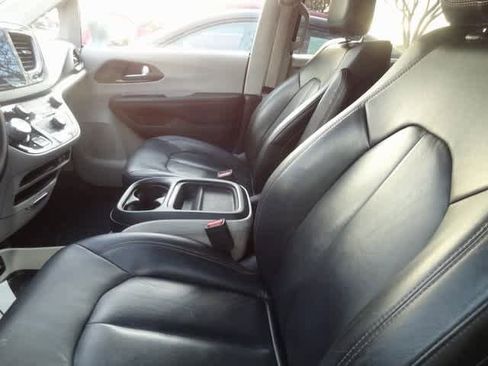 Used 2017 Chrysler Pacifica Touring-L image 18