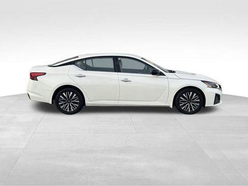 Used 2024 Nissan Altima 2.5 SV image 9