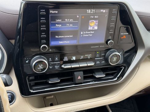 Used 2021 Toyota Highlander XLE FWD image 22