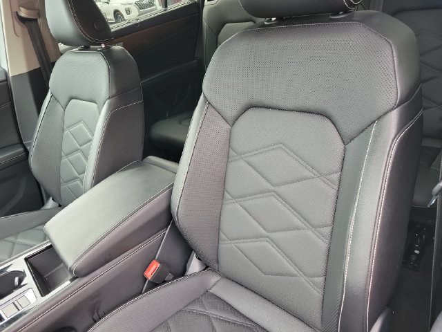 Used 2025 Volkswagen Atlas SE AWD/4WD image 14