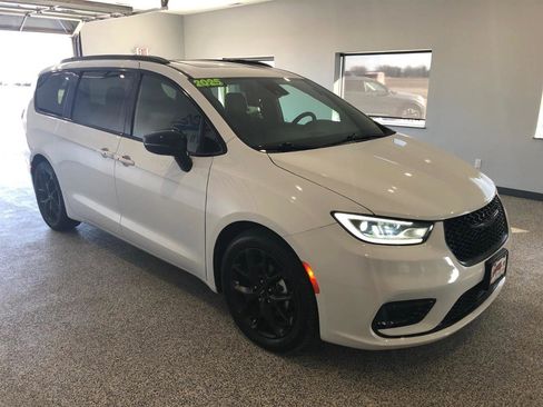 Used 2025 Chrysler Pacifica Limited image 2