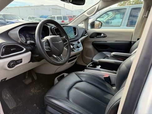 Used 2024 Chrysler Pacifica Touring-L image 4