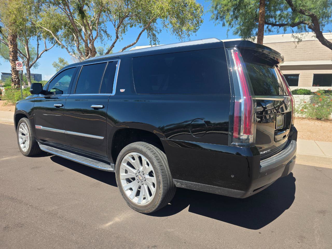 Used 2019 Cadillac Escalade ESV Luxury AWD/4WD image 4