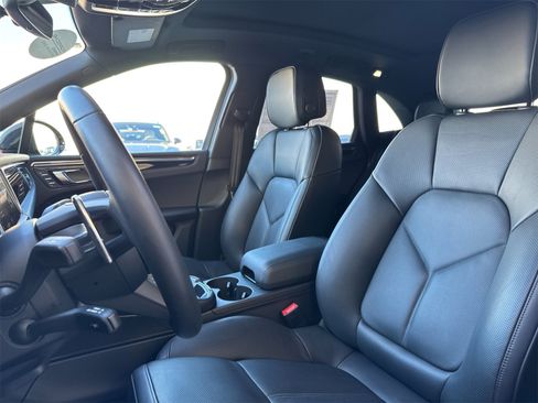 Used 2025 Porsche Macan image 5