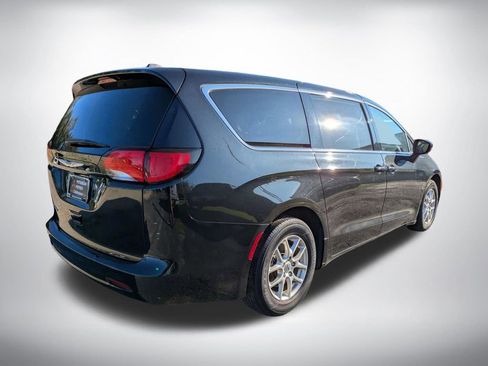 Used 2023 Chrysler Voyager LX FWD image 4