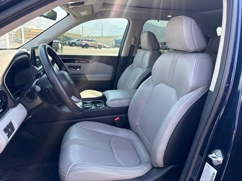 Used 2025 Honda Pilot Touring image 9