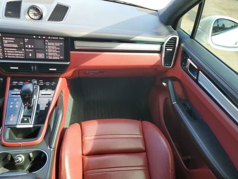 Used 2021 Porsche Cayenne Turbo image 40