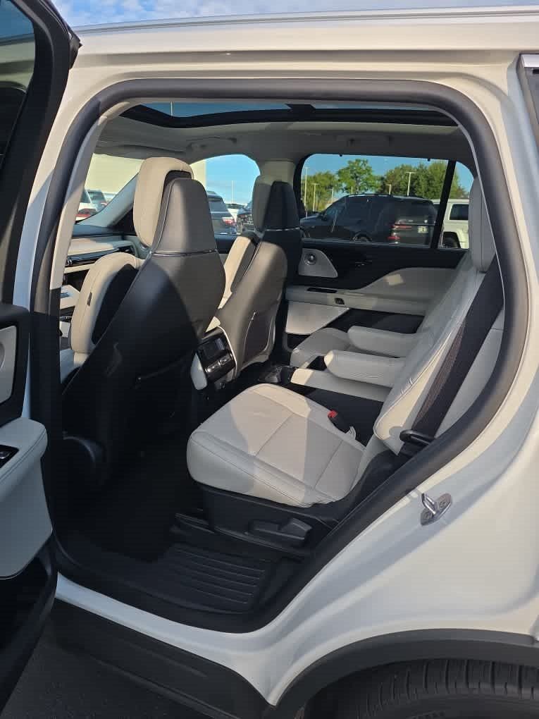 Used 2025 Lincoln Aviator Reserve w/ Equipment Group 201A AWD/4WD image 6